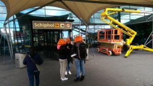 Oranje fans op Schiphol